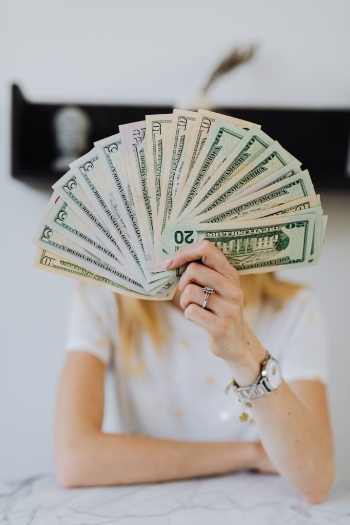 Mujer preparada con fondo de ahorro para hacer el cambio